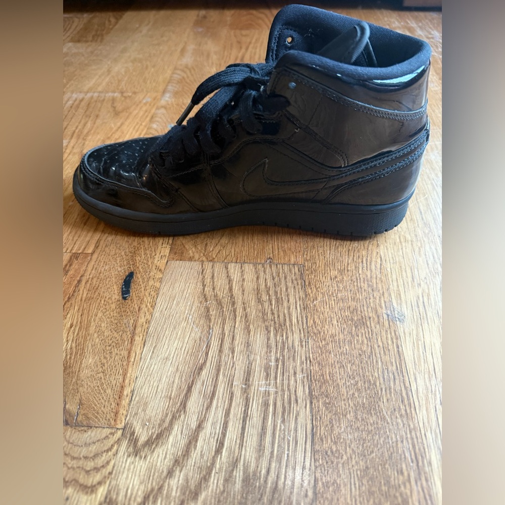 Nike. Air Jordan 1 Mid Patent SE 'Triple Black'. Size 8.5. - Picture 4 of 11